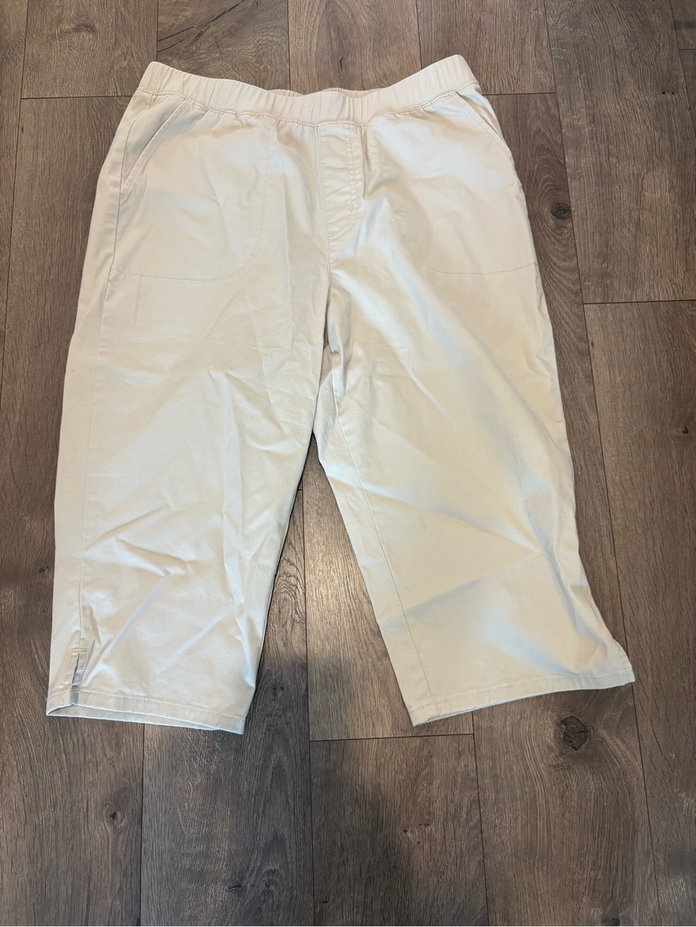 Women’s Cream Pull-On Capri Pants